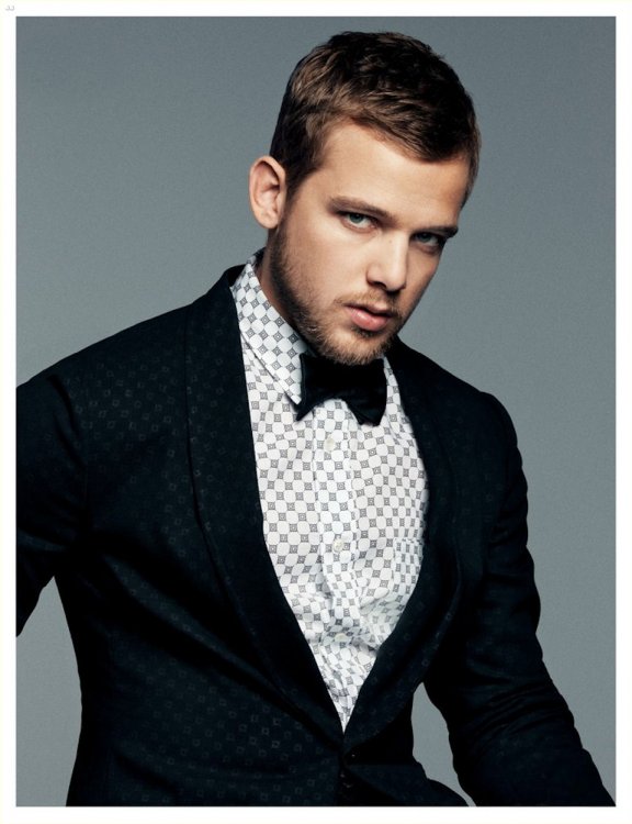 Max_Thieriot_04_002.thumb.jpg.c22dbfea987f4cbc80f5387f7482cbf8.jpg
