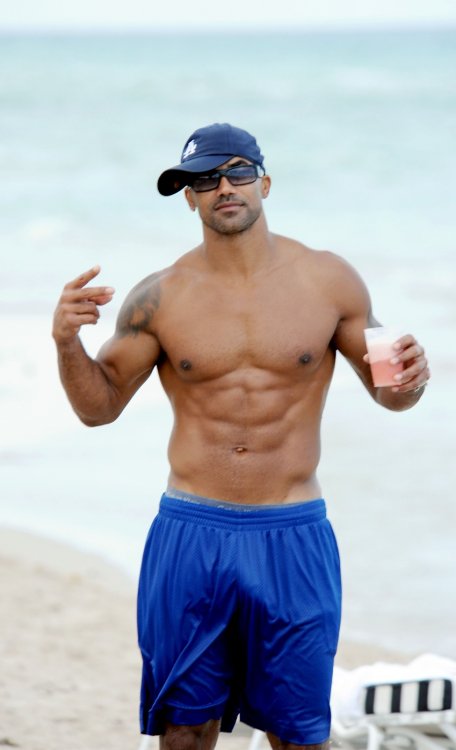 shemar1.thumb.jpg.cb70ee88f37dd596eaf91c144f8010e9.jpg