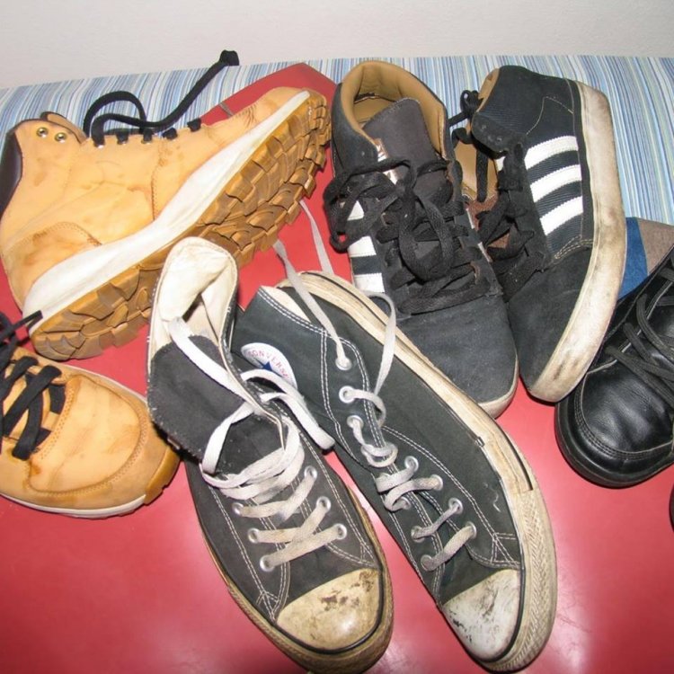 El buen esclavo considera un alto honor el poder limpiar con su lengua el calzado de su AMO y de su Capataz.jpg